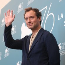 Venezia 2019: una foto di Jude Law al photocal di The New Pope