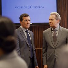 Panama Papers: Antonio Banderas insieme a Gary Oldman in una scena del film