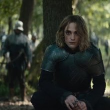 Il Re: una scena del film con Robert Pattinson