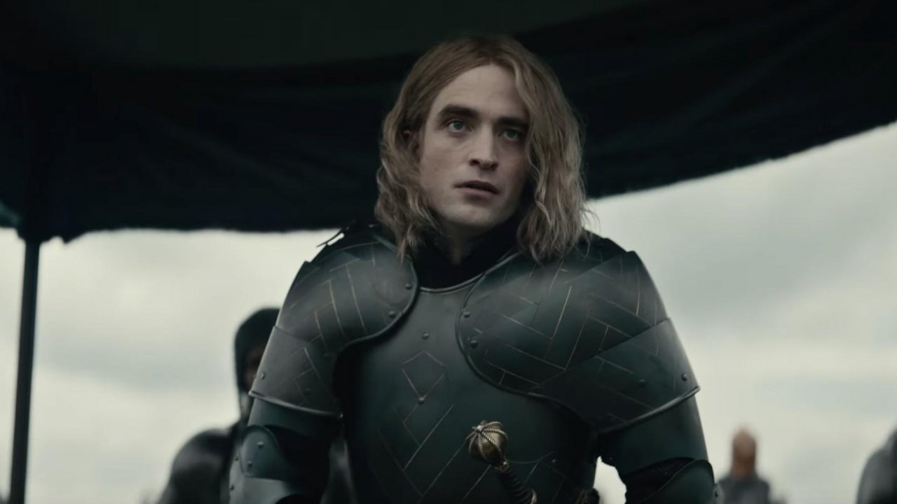 Il Re, un esperto di Medioevo boccia il film Netflix: 'Robert Pattinson sembra un mucchio di spazzatura'