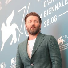 Venezia 2019: uno scatto di Joel Edgerton al photocall de Il Re