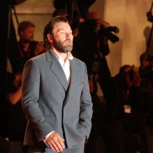 Venezia 2019: Joel Edgerton sul red carpet di Il Re