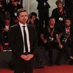 Venezia 2019: David Michôd sul red carpet di Il Re
