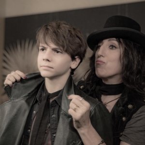 Mio fratello rincorre i dinosauri: Rossy De Palma e Francesco Gheghi in una scena del film