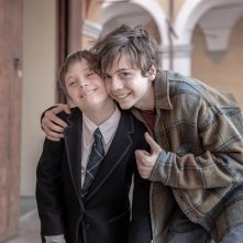 Mio fratello rincorre i dinosauri: Francesco Gheghi e Lorenzo Sisto in una scena del film