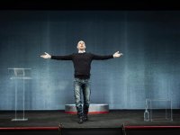 Segnale d'allarme - La mia battaglia, recensione: a teatro (virtuale) con Elio Germano