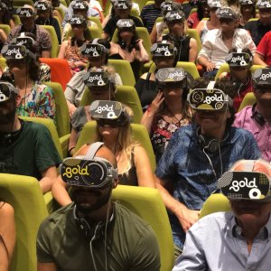 Segnale d'allarme - La mia battaglia VR: il pubblico in un'immagine del film in realtà virtuale