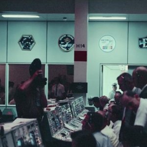 Apollo 11: la sala di controllo missione in una scena del documentario