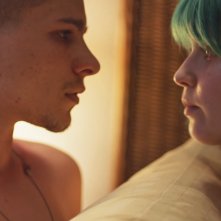 Babyteeth - Tutti i colori di Milla: Eliza Scanlen e Toby Wallace in una scena romantica