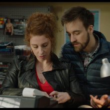 Gloria Mundi: Lola Naymark e Grégoire Leprince-Ringuet in una scena