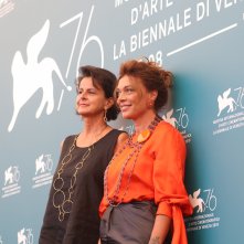 Venezia 2019: uno scatto di Adele Gnocchi e Carolina Rosi al photocall di Citizen Rosi