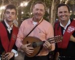 Kevin Spacey canta La Bamba per strada a Siviglia: il video è virale