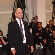 Venezia 2019: uno scatto di Roberto Saviano sul red carpet di ZeroZeroZero