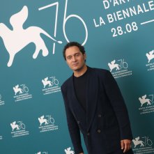 Venezia 2019: uno scatto di Claudio Santamaria al photocall di Tutto il mio folle amore