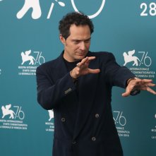 Venezia 2019: Claudio Santamaria al photocall di Tutto il mio folle amore