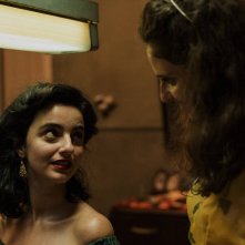 La vita invisibile di Eurídice Gusmão: Julia Stockler con Carol Duarte durante una scena