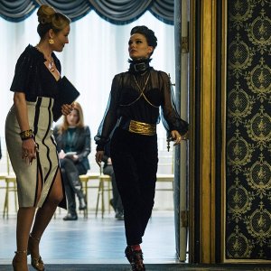 Vox Lux: Natalie Portman, Jennifer Ehle in una scena del film