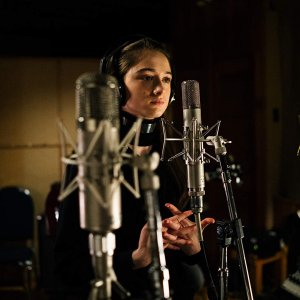 Vox Lux: Raffey Cassidy durante una scena del film