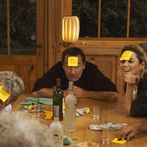 Grandi bugie tra amici: Pascale Arbillot, François Cluzet, Marion Cotillard, Laurent Lafitte, Gilles Lellouche, Benoît Magimel in una scena