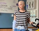 Selma Blair nuda e senza capelli per la chemio: la foto è provocatoria