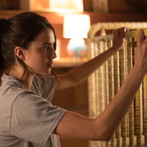 Strange But True: Margaret Qualley in una scena del film