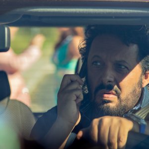 Tutta un'altra vita: un primo piano di Enrico Brignano