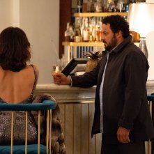 Tutta un'altra vita: una scena del film con Enrico Brignano