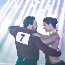 Tutta un'altra vita: Enrico Brignano e Iliaria Spada in una scena del film