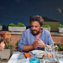 Tutta un'altra vita: Enrico Brignano in una scena del film