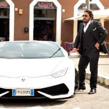 Tutta un'altra vita: Enrico Brignano durante una scena del film