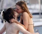 Lily-Rose Depp e Timothée Chalamet: un bacio esagerato a Capri