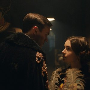Tolkien: Nicholas Hoult, Lily Collins in una scena del film