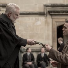 Tolkien: Nicholas Hoult  e Derek Jacobi in una scena del film
