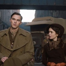 Tolkien: Nicholas Hoult e Lily Collins durante una scena del film
