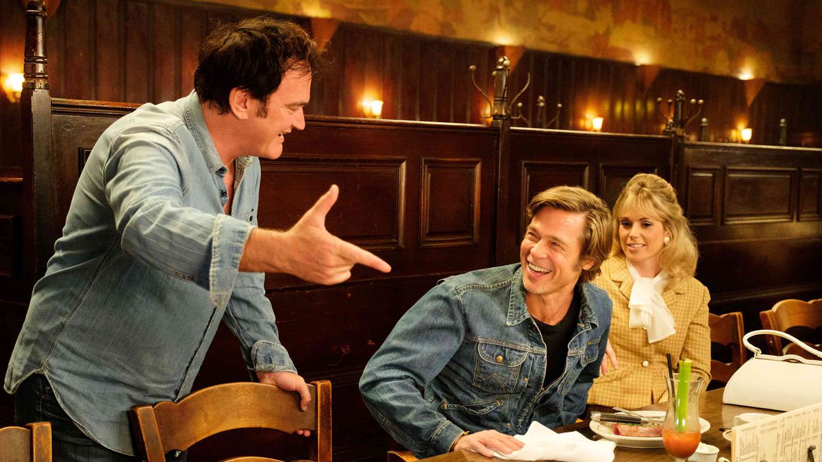 Quentin Tarantino sul set di C'era una volta a... Hollywood con Brad Pitt e Margot Robbie