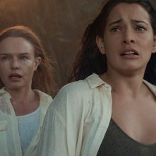 The I-Land: Kate Bosworth, Natalie Martinez in una scena della serie