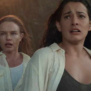 The I-Land: Kate Bosworth, Natalie Martinez in una scena della serie