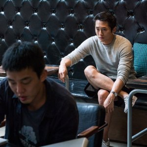 Burning - L'amore brucia: Yoo Ah-in e Steven Yeun in una scena del film