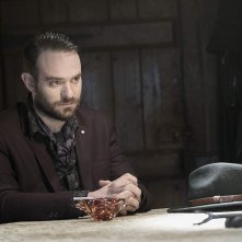 Eat Local - A cena coi vampiri: Charlie Cox in una scena del film