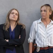 Unbelievable: Merritt Wever e Toni Collette in una foto della serie