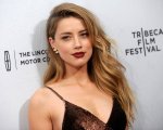 Amber Heard, foto in topless su Instagram segnalata in massa e lei 'smaschera' il colpevole