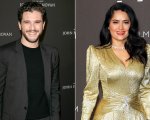 Eternals: Kit Harington e Salma Hayek abbracciati nella foto sul set del film Marvel