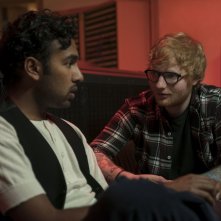 Yesterday: Himesh Patel con Ed Sheeran in una scena del film