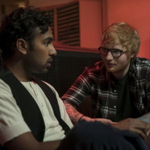 Yesterday: Himesh Patel con Ed Sheeran in una scena del film
