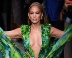 Jennifer Lopez per Versace a Milano: l'abito verde 19 anni dopo è ancora hot (FOTO)