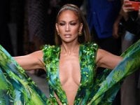 Jennifer Lopez per Versace a Milano: l'abito verde 19 anni dopo è ancora hot (FOTO)