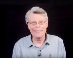 Pennywise fa paura: Stephen King e Bill Skarsgard vi aiutano con un video rassicurante sui clown