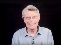 Pennywise fa paura: Stephen King e Bill Skarsgard vi aiutano con un video rassicurante sui clown