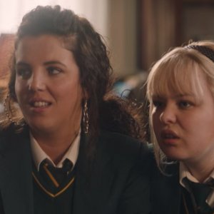 Derry Girls: Jamie-Lee O'Donnell in una scena della serie