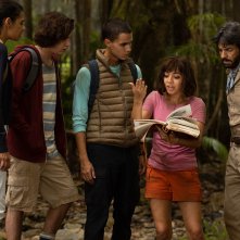 Dora e la città perduta: Eugenio Derbez, Nicholas Coombe, Isabela Moner, Madeleine Madden, Jeff Wahlberg in una scena del film